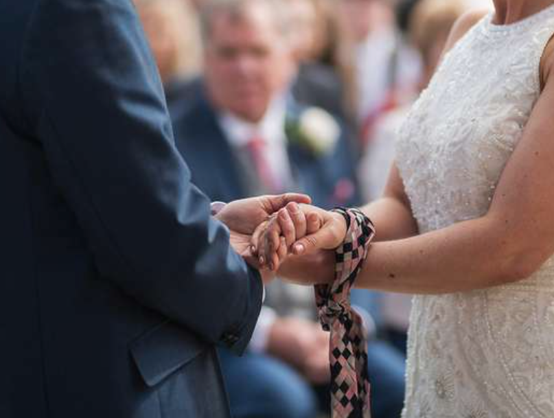 hand tie wedding